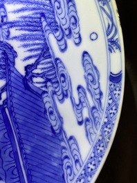 Une assiette en porcelaine de Chine en bleu et blanc, marque et &eacute;poque de Yongzheng