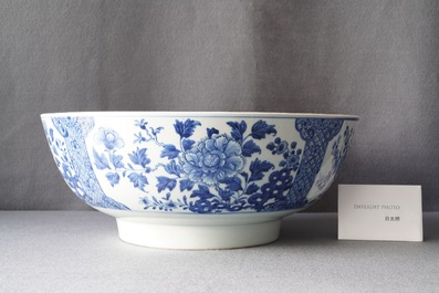 Un grand bol en porcelaine de Chine en bleu et blanc &agrave; d&eacute;cor floral, Qianlong
