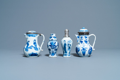 Twee Chinese blauw-witte dekselkannen en twee vaasjes, Kangxi