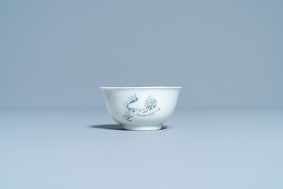 Een Chinese blauw-witte kop en schotel met decor naar Cornelis Pronk, Yongzheng/Qianlong