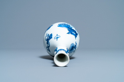 Un vase de forme bouteille en porcelaine de Chine en bleu et blanc &agrave; d&eacute;cor d'antiquit&eacute;s, Kangxi