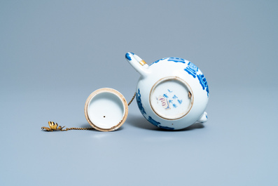 Een Chinese blauw-witte theepot met vergulde montuur, Jiajing merk, Kangxi