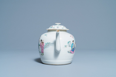 Une th&eacute;i&egrave;re couverte en porcelaine de Chine famille rose, marque et &eacute;poque de Guangxu