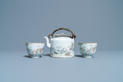 A Chinese qianjiang cai teapot and two cups and saucers, 19/20th C.