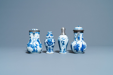 Deux verseuses couvertes et deux vases en porcelaine de Chine en bleu et blanc, Kangxi