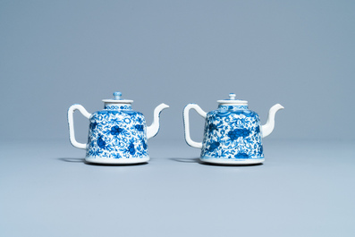 Een paar Chinese blauw-witte theepotten met deksels, Qianlong/Jiaqing