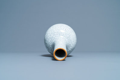 Un vase de forme bouteille en porcelaine de Chine monochrome &agrave; fond craquel&eacute;, 19&egrave;me