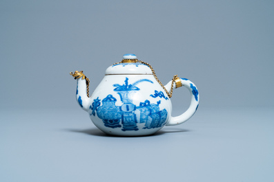 Een Chinese blauw-witte theepot met vergulde montuur, Jiajing merk, Kangxi