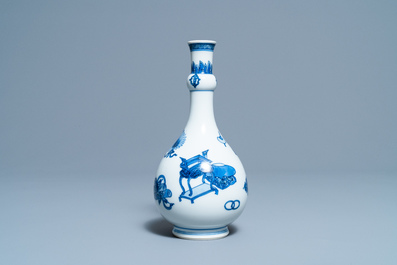 Een Chinese flesvormige blauw-witte vaas met decor van antiquiteiten, Kangxi