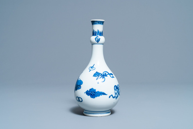 Un vase de forme bouteille en porcelaine de Chine en bleu et blanc &agrave; d&eacute;cor d'antiquit&eacute;s, Kangxi