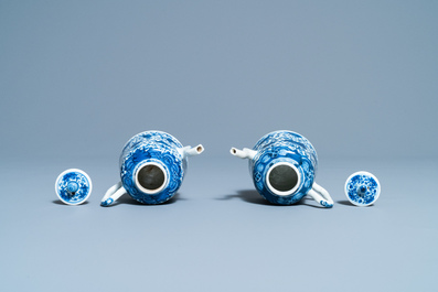 Une paire de th&eacute;i&egrave;res en porcelaine de Chine en bleu et blanc, Qianlong/Jiaqing