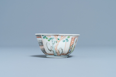Un tasse et soucoupe en porcelaine de Chine famille rose &agrave; d&eacute;cor mandarin, Yongzheng/Qianlong