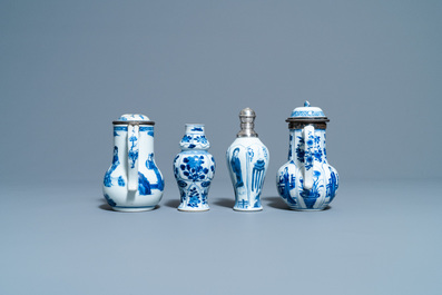 Deux verseuses couvertes et deux vases en porcelaine de Chine en bleu et blanc, Kangxi