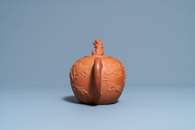 Une grande th&eacute;i&egrave;re couverte en gr&egrave;s de Yixing, Kangxi