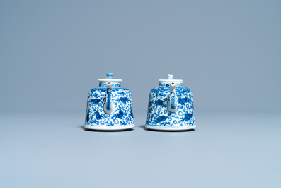 Een paar Chinese blauw-witte theepotten met deksels, Qianlong/Jiaqing