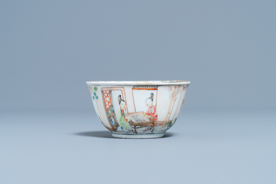 Un tasse et soucoupe en porcelaine de Chine famille rose &agrave; d&eacute;cor mandarin, Yongzheng/Qianlong