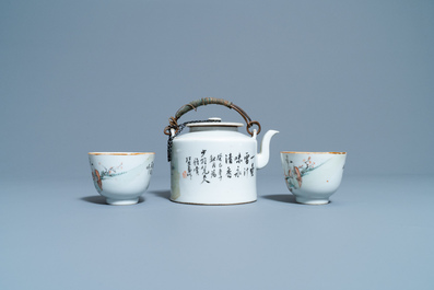 A Chinese qianjiang cai teapot and two cups and saucers, 19/20th C.