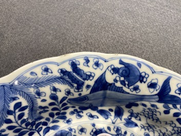 Un plat godronn&eacute; en porcelaine de Chine en bleu et blanc &agrave; d&eacute;cor de poissons, Chine, Kangxi
