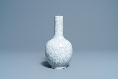 Un vase de forme bouteille en porcelaine de Chine monochrome &agrave; fond craquel&eacute;, 19&egrave;me