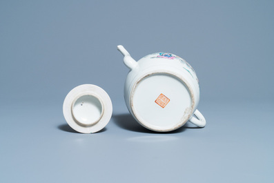 Une th&eacute;i&egrave;re couverte en porcelaine de Chine famille rose, marque et &eacute;poque de Guangxu