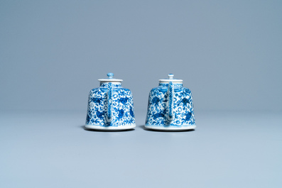 Une paire de th&eacute;i&egrave;res en porcelaine de Chine en bleu et blanc, Qianlong/Jiaqing