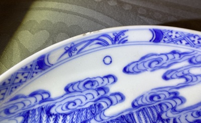 Une assiette en porcelaine de Chine en bleu et blanc, marque et &eacute;poque de Yongzheng