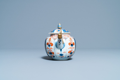 Een Chinese Imari-stijl theepot met vergulde montuur, Kangxi