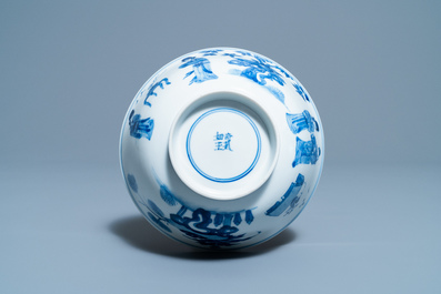 Un bol en porcelaine de Chine en bleu et blanc &agrave; d&eacute;cor de longues dames, marque 'Qi Zhen Ru yu', Kangxi