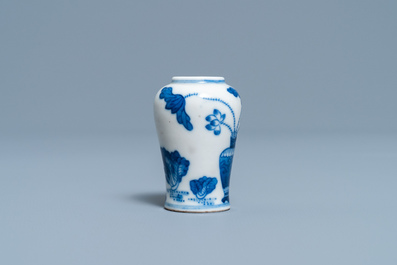 Une tabati&egrave;re en porcelaine de Chine en bleu et blanc, marque de Yongzheng, 18/19&egrave;me