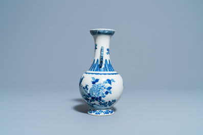 Un vase en porcelaine de Chine en bleu et blanc, marque de Qianlong, 19&egrave;me