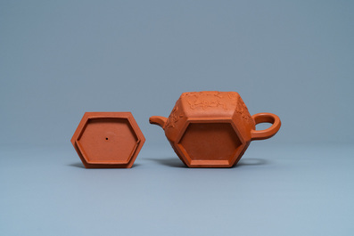 Een Chinese hexagonale Yixing steengoed theepot met deksel, Kangxi