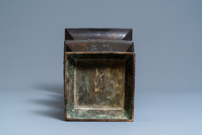 Een grote Chinese bronzen vaas, Qing