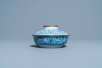 Een Chinese blauw-witte 'Bleu de Hue' dekselkom voor de Vietnamese markt, 19e eeuw