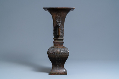 Een grote Chinese bronzen vaas, Qing