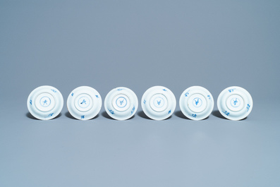 Zes Chinese blauw-witte en koperrode koppen en schotels, Kangxi