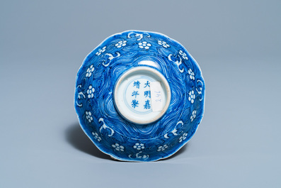 Une coupe en porcelaine de Chine en bleu et blanc &agrave; d&eacute;cor d'un cheval, marque de Jiajing, Kangxi