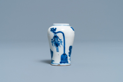 Une tabati&egrave;re en porcelaine de Chine en bleu et blanc, marque de Yongzheng, 18/19&egrave;me