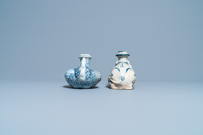 Un kendi en forme de canard en porcelaine de Chine en bleu et blanc et un vietnamien en forme d'&eacute;l&eacute;phant, Ming et 19&egrave;me