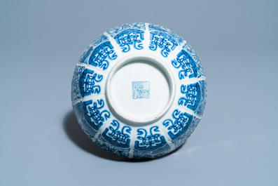 Un bol moul&eacute; en forme de lotus en porcelaine de Chine en bleu et blanc, marque de Jiajing, 19&egrave;me