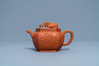 Een Chinese hexagonale Yixing steengoed theepot met deksel, Kangxi