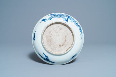 Un plat en porcelaine de Chine en bleu et blanc &agrave; d&eacute;cor d'un dragon, Yongzheng