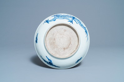 Een Chinese blauw-witte schotel met een draak, Yongzheng