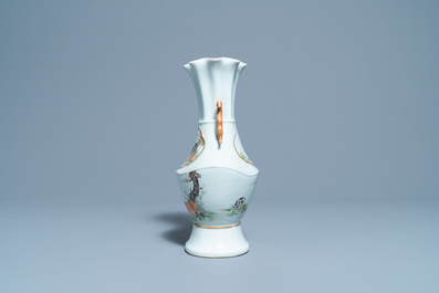 Un vase en porcelaine de Chine famille rose &agrave; d&eacute;cor d'animaux, 19/20&egrave;me