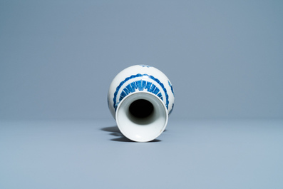 Un vase en porcelaine de Chine en bleu et blanc, marque de Qianlong, 19&egrave;me