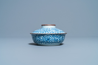 Een Chinese blauw-witte 'Bleu de Hue' dekselkom voor de Vietnamese markt, 19e eeuw