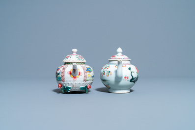 Twee Chinese famille rose theepotten met deksels, Yongzheng/Qianlong