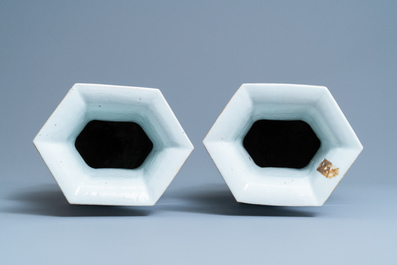 Une paire de vases de forme hexagonale en porcelaine de Chine qianjiang cai, 19/20&egrave;me
