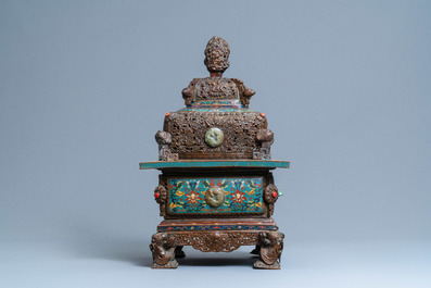 Een grote Chinese cloisonn&eacute; wierookbrander met inlegwerk van jade, koraal en turkoois, 19e eeuw