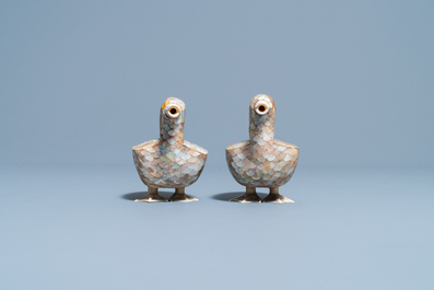 Een paar Chinese modellen van eenden in parelmoer en been, 19e eeuw