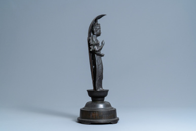 Een Japanse bronzen en koperen figuur van Kanzeon Bosatsu met inscriptie, Edo